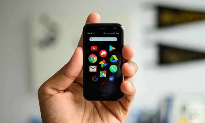 Merak uyandıran kredi kartı boyutundaki akıllı telefon Türkiye'de satışa sunuldu.