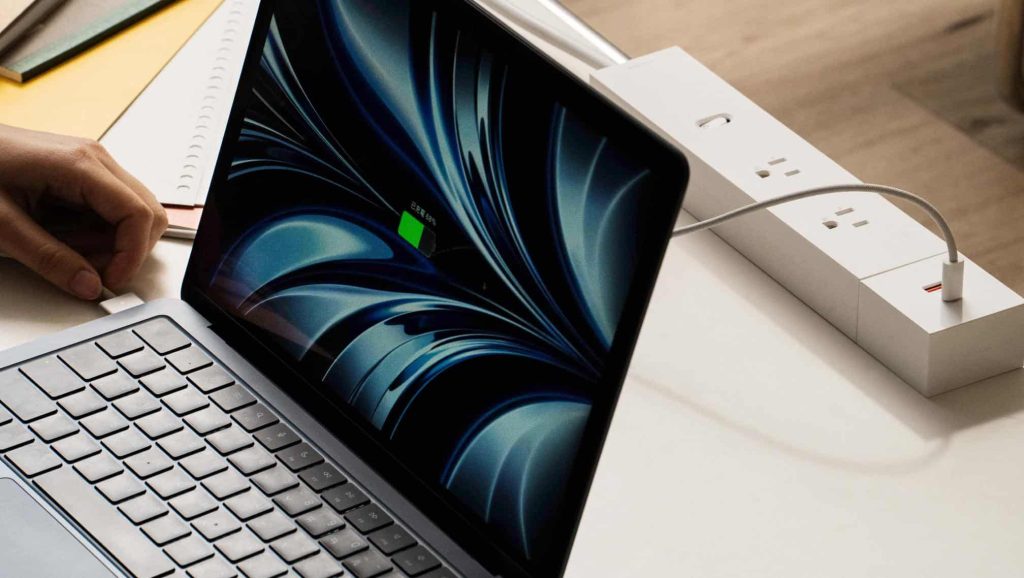 laptop-surekli-sarjda-kullanmak-zararli-mi