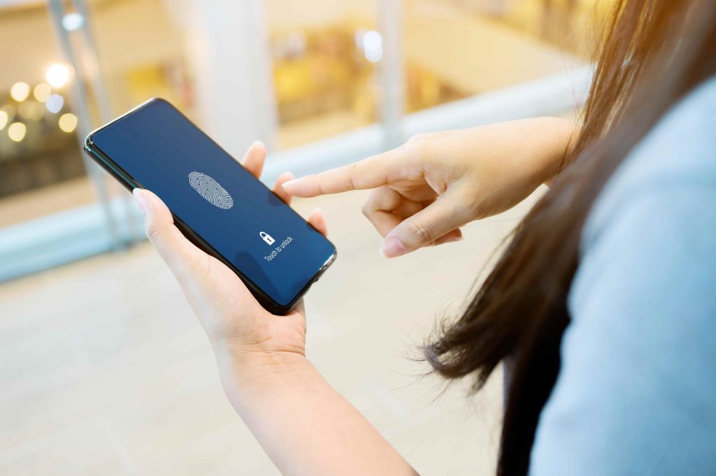 Parmak izi ile korunan akıllı telefon güvenliği